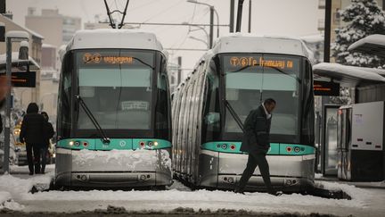 Le tramway bloqué à cause de la neige à Châtillon, dans les Hauts-de-Seine, mercredi 7 février 2018. (MAXPPP)