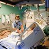 Une&nbsp;élève aide-soignante&nbsp;prend soin d'un patient à l'hôpital de Briançon (Hautes-Alpes), le 7 juillet 2022.&nbsp; (THIBAUT DURAND / HANS LUCAS / AFP)