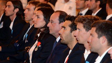 Option sérieux et sport pour François Hollande qui, le 15 juin 2014, s'affiche en spectateur un brin guindé à l'Elysée en compagnie des sportifs des JO de Sotchi, lors du match France-Honduras. (PHILIPPE MILLEREAU / DPPI MEDIA)