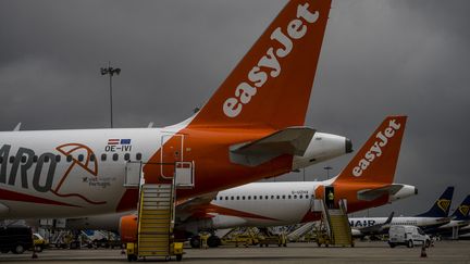 Des avions de la compagnie EasyJet à l'aéroport de Faro (Portugal), le 15 juin 2021. (PATRICIA DE MELO MOREIRA / AFP)