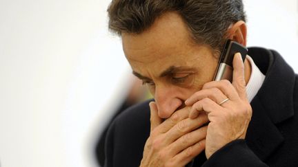 &nbsp; (Pour leurs coups de fil quotidiens, les dirigeants politiques préfèrent utiliser leurs téléphones personnels plutôt qu'un appareil protégé (ici Nicolas Sarkozy en 2009) © MaxPPP)