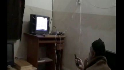 Sur cette image non dat&eacute;e, diffus&eacute;e le 7 mai 2011, Oussama Ben Laden regarde la t&eacute;l&eacute;vision dans sa maison d'Abbottabad.&nbsp; (AFP PHOTO / DOD)