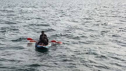 Trois migrants tentent de traverser la Manche, à bord d'un canoë, en août 2018. (STR / AFP)