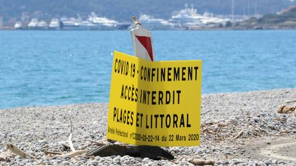 Politiques, professionnels et riverains d'Antibes sont pressés de retrouver leur plage. (VALERY HACHE / AFP)