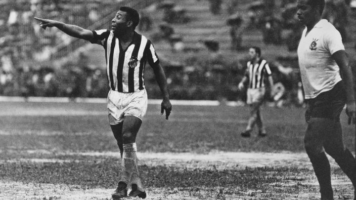 Pelé en 1969 sous le maillot de Santos FC, au stade Vila Belmiro. (PICTORIAL PARADE / ARCHIVE PHOTOS VIA GETTY IMAGES)