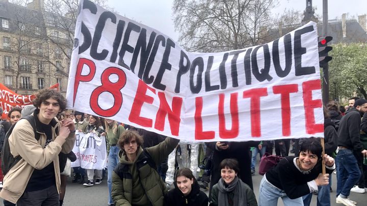 Des étudiants de l'université Paris-8 Saint-Denis, le 28 mars 2023, dans la manifestation parisienne. (JULIETTE CAMPION / FRANCEINFO)