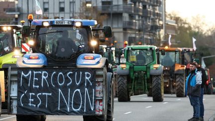 Des agriculteurs manifestent contre la signature de l'accord commercial entre l'Union européenne et le Mercosur, à Strasbourg, le 18 novembre 2024. (FREDERICK FLORIN / AFP)