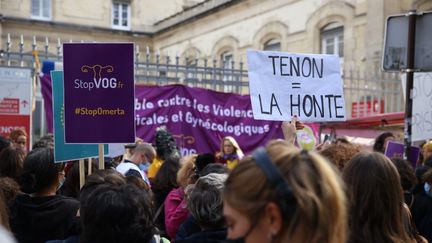 Un rassemblement contre les violences gynécologiques s'est déroulé samedi 2 octobre devant l'hôpital Tenon à Paris.&nbsp; (OLIVIER ARANDEL / MAXPPP)