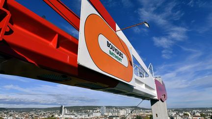 Une grue de chantier Bouygues sur le site du chantier du projet Grand Nancy Thermal. (ALEXANDRE MARCHI / MAXPPP)