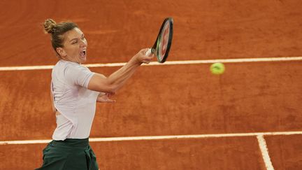 Simona Halep en action lors du premier tour du WTA 1000 de Madrid, le 28 avril 2022. (MENG DINGBO / XINHUA / AFP)