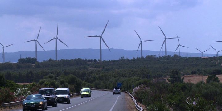 Les collines du centre de la Sardaigne abritent des éoliennes. (Kilian Fichou, Giovanni Grezzi, Ella Ide / AFPTV / AFP)