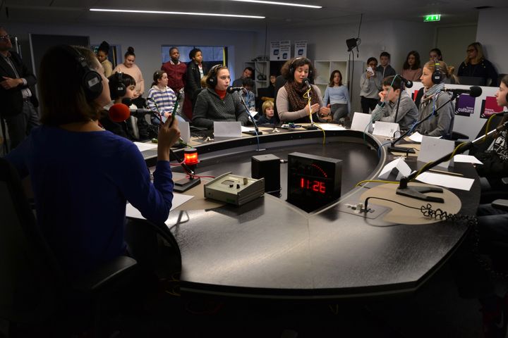 Lors de leur venue à Radio France, ces élèves de cinquième ont également visité la rédaction de franceinfo et découvrir les métiers de la radio. (ESTELLE FAURE / FRANCEINFO - RADIOFRANCE)