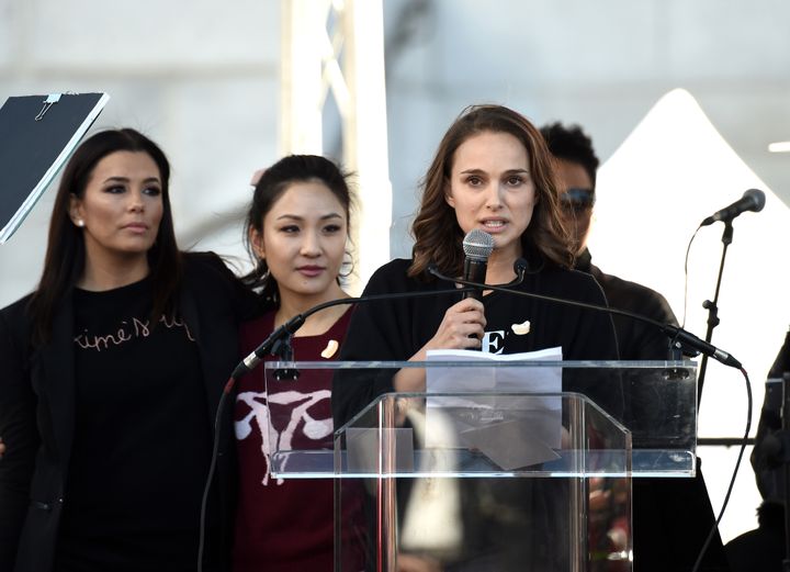 Les actrices Eva Longoria, Constance Wu et Natalie Portman (de gauche à droite) sur scène lors de la Marche des femmes à Los Angeles (Californie, Etats-Unis), le 20 janvier 2018. (AMANDA EDWARDS / AFP)