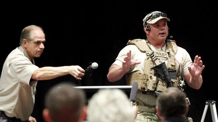 Une policier s'adresse &agrave; l'assistance apr&egrave;s une fusillade en marge d'un concours de caricatures de Mahomet, &agrave; Garland (Texas, Etats-Unis), le 3 mai 2015. (MIKE STONE / REUTERS)