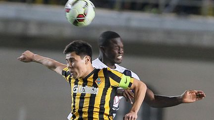 Islamkhan (Kairat Almaty) dans un duel aérien avec Saivet (Bordeaux) (STANISLAV FILIPPOV / AFP)