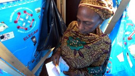 Dans un bureau de vote de Yaounde, dimanche 9 octobre. (SEYLLOU / AFP)