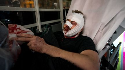 Le photographe Ameer Al Halbi est allongé sur un lit d'hôpital à Paris, le 28 novembre 2020. (GABRIELLE CEZARD / AFP)