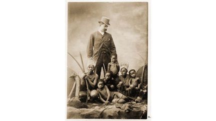 « Guillermo Antonio Farini avec ses Earthmen », Londres, photographie de studio (à l&#039;occasion d&#039;une exhibition au Royal Aquarium)
 (Pitt Rivers Museum, University of Oxford)