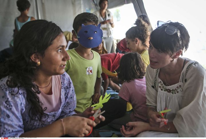 Lena Headey lors d'une rencontre avec de jeunes syriens, le 30 juin 2016, au&nbsp;camp de réfugiés de&nbsp;Cherso, au nord de la Grèce. (TARA TODRAS-WHITEHILL / AP / SIPA)