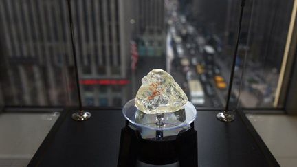 Le «Diamant de la paix» de 709 carats,13e plus gros diamant jamais découvert sur la planète, a été vendu aux enchères à New York. (TIMOTHY A. CLARY / AFP)