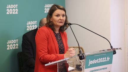 Eva Sas, porte-parole EELV, s'exprime lors d'une conférence du parti écologiste, à Paris le 17 décembre 2021. (S?BASTIEN MUYLAERT / MAXPPP)