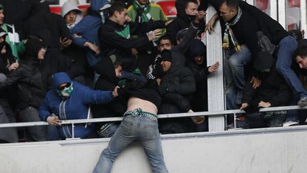 Les affrontements entre les supporters de Nice et de St-Etienne (VALERY HACHE / AFP)