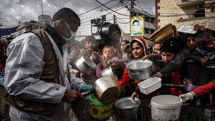 Une distribution d'aide alimentaire à Rafah, dans la bande de Gaza, le 10 février 2024. (BELAL KHALED / ANADOLU / AFP)