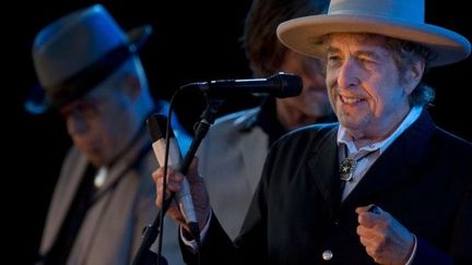 Bob Dylan, sourire aux lèvres, fait étape à Lyon (ici lors d&#039;un concert en Grande-Bretagne fin juin 2012.
 (Ben Stansall / AFP)