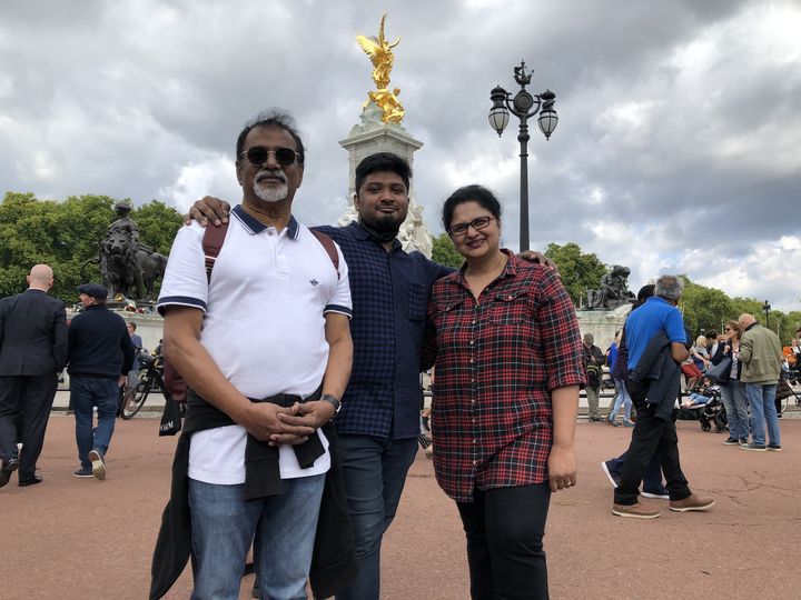 Angie (à droite), 56 ans, son mari, Chris, 70 ans, et leur fils, Calvin, 30 ans, sont venus accueillir Charles III à Buckingham Palace,&nbsp;le 9 septembre 2022.&nbsp; (MARIE-ADELAIDE SCIGACZ / FRANCEINFO)