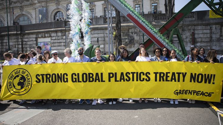 Greenpeace members call for a global treaty "strong" against plastic, on May 27, 2023 in Paris.  (NOEMIE COISSAC / HANS LUCAS / AFP)