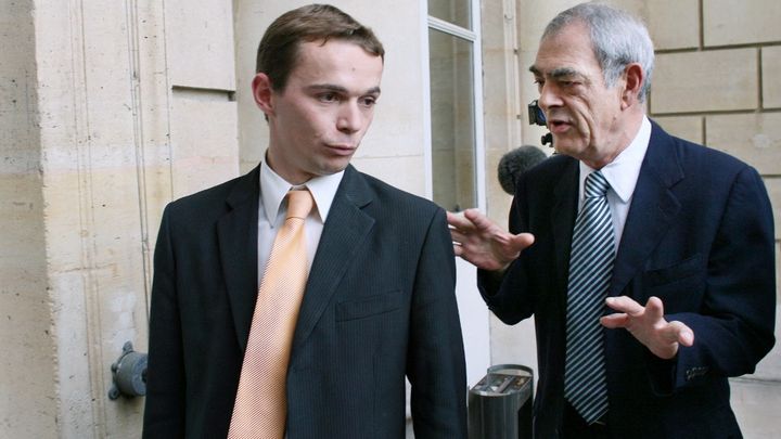 Olivier Dussopt et Henri Emmanuelli, alors députés socialistes, le 19 juin 2007, devant l'Assemblée nationale. (THOMAS COEX / AFP)