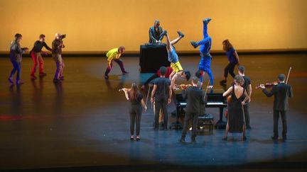 Claude Lelouch et la compagnie Pockemon Crew sur la scène de l'Opéra national de Lyon. (France 3 Rhône-Alpes / J-C. Adde)