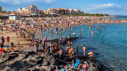 Des touristes sur une plage du Cap d'Agde (Hérault), le 23 juin 2023. (BRUNO DE HOGUES / ONLY FRANCE)