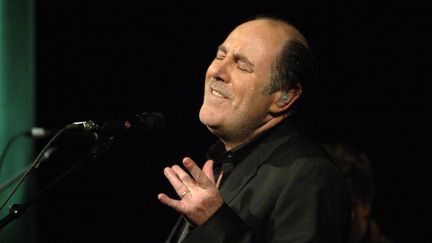 Michel Delpech en 2005 au Bataclan à Paris
 (STEPHANE DE SAKUTIN / AFP)