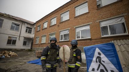 Des officiers ukrainiens à Orikhiv, en Ukraine, le 28 février 2023. (MUSTAFA CIFTCI / ANADOLU AGENCY / AFP)