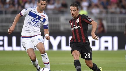 Le Lyonnais Gonalons face au Milanais Bonaventura (PHILIPPE DESMAZES / AFP)