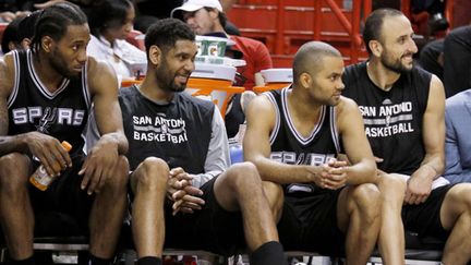 Le banc des Spurs tout sourire, Kawhi Leonard, Tim Duncan, Tony Parker et Manu Ginobili