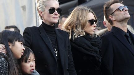 Jade et Joy, les deux dernières filles de Johnny Hallyday, son épouse Laeticia, Laura Smet et David Hallyday, sa fille et son fils aîné, aux obsèques du chanteur le 9 décembre 2017
 (Yoan Valat / AFP)