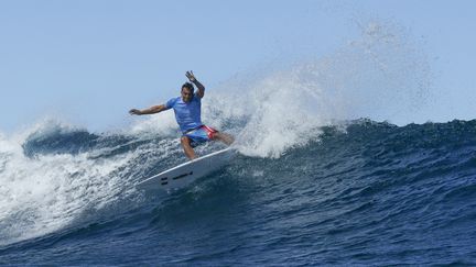 Le Français Kauli Vaast en demi-finale de surf, lors des Jeux olympiques de Paris 2024, à Teahupo'o, sur l'île de Tahiti. (BEN THOUARD / AFP)