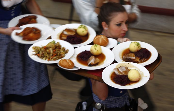 Une serveuse apporte les plats pendant l'Oktoberfest, le 28 septembre 2012, &agrave; Munich (Bavi&egrave;re, Allemagne). (MICHAELA REHLE / REUTERS )