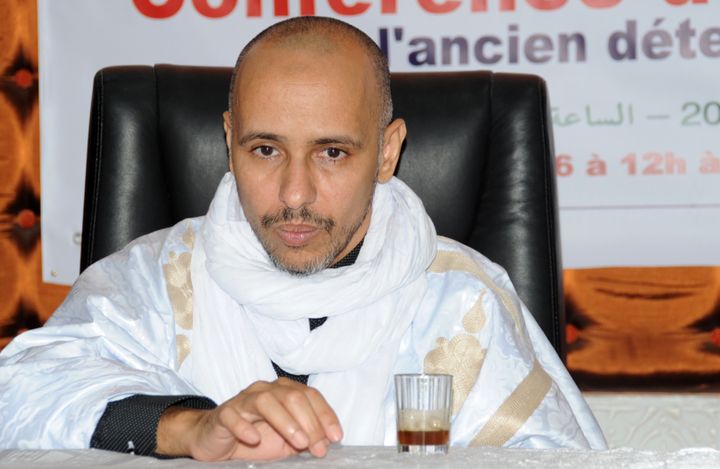 Ancien&nbsp;prisonnier de Guantanamo,&nbsp;Mohamedou Ould Slahi donne une conférence de presse à Nouackchott, en Mauritanie, le 22 octobre 2016. Il a pardonné à ses bourreaux qui l'ont torturé et détenu pendant 14 ans. Il est rentré chez lui en Mauritanie, le 17 octobre 2016. (STRINGER / AFP)