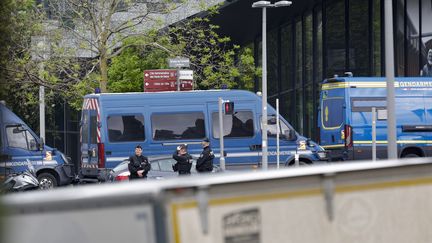 Des gendarmes à proximité du site de reconstitution des événements qui ont mené à la mort de Nahel, à Nanterre (Haut-de-Seine), le 5 mai 2024. (GEOFFROY VAN DER HASSELT / AFP)