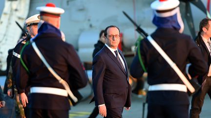 Fran&ccedil;ois Hollande passe les troupes en revue &agrave; Toulon sur le porte avion Charles de Gaulle le 14 janvier 2014. (ANNE-CHRISTINE POUJOULAT / AFP POOL)