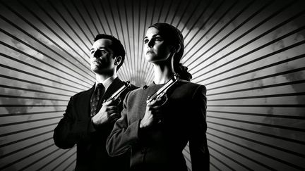 Matthex Rhys (G) et Keri Russell (D) sur l'affiche promotionnelle de la première saison de "The Americans" diffusée en 2013 sur la chaîne américaine FX. (FX)