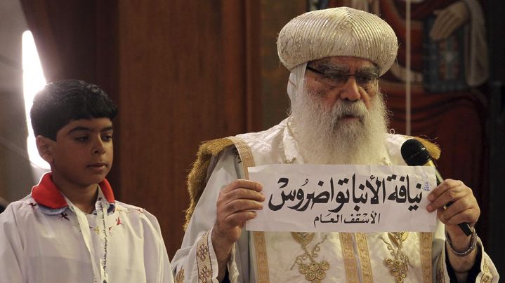 L'&eacute;v&ecirc;que Pachomius montre le nom de&nbsp;Tawadros choisi au hasard par le petit&nbsp;Bichoy Girgis Masaad. (MOHAMED ABD EL GHANY / REUTERS)