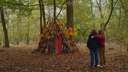 La petite Nelly et Marion près&nbsp;de la cabane construite par sa mère enfant. (Copyright Pyramide Films)