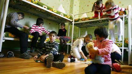 Des orphelins russes jouent dans une chambre d'orphelinat &agrave; Rostov-sur-le-Don (Russie), en d&eacute;cembre 2012. (REUTERS)