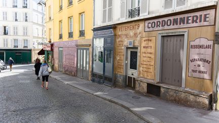 Le tournage du film de Fred Cavaye "Adieu Monsieur Haffmann", avec Daniel Auteuil, Sara Giraudeau et Gilles Lellouche, a dû être interrompu à cause du confinement. Les décors sont restés et téléportent deux rues de Montmartre (Paris) au temps de l'Occupation. (JACQUES WITT/SIPA)