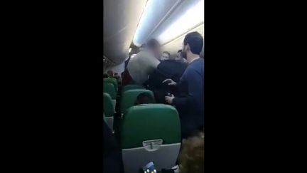 Capture d'écran d'une vidéo diffusée par Tunis Tribune montrant l'arrestation d'un homme à bord d'un vol Paris-Tunis. (CAPTURE D'ECRAN TWITTER)