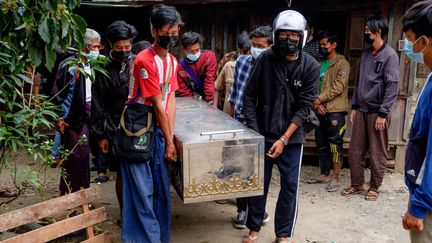 Des hommes portent le cercueil d'un manifestant décédé durant l'oppression militaire à Taunggyi (Birmanie), le 29 mars 2021. (STR / AFP)